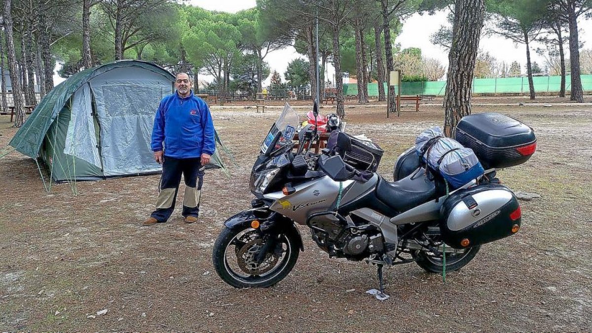 Santiago Rivas, con su moto en el pinar.-EL MUNDO