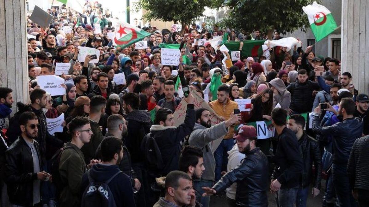 Protesta estudiantil contra Buteflika en Argel.-MOHAMED MESSARA (EFE)