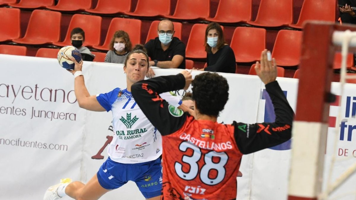 Amaia trata de superar a Castellanos en un partido anterior. / V. G. de GARIBAY