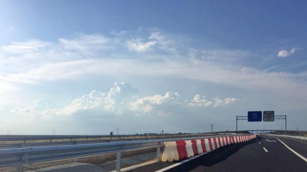 Tramo de la A-60 entre Santas Martas y León que ya está totalmente finalizado.-E. M.