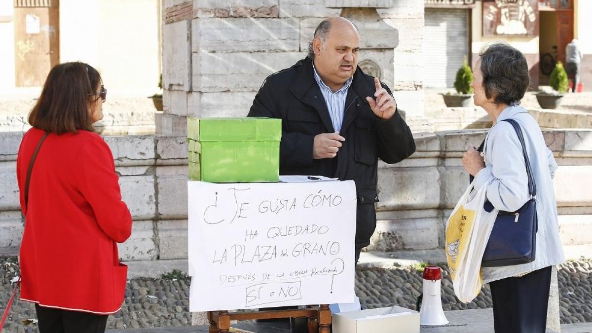Un grupo de vecinos de la Plaza del Grano de León convoca un referéndum popular para preguntar sobre el resultado final de las obras.-ICAL
