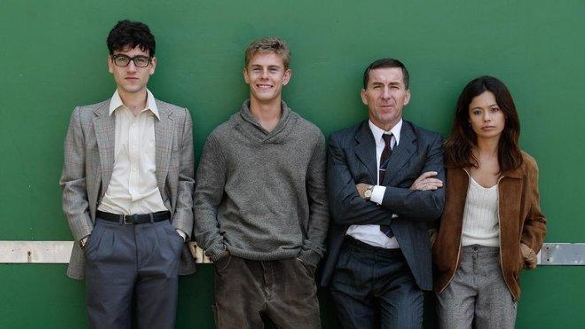 Àlex Monner, Patrick Criado, Antonio de la Torre y Anna Castillo, en el rodaje de la serie ’La línea invisible0, en Irún.-JUAN HERRERO (EFE)