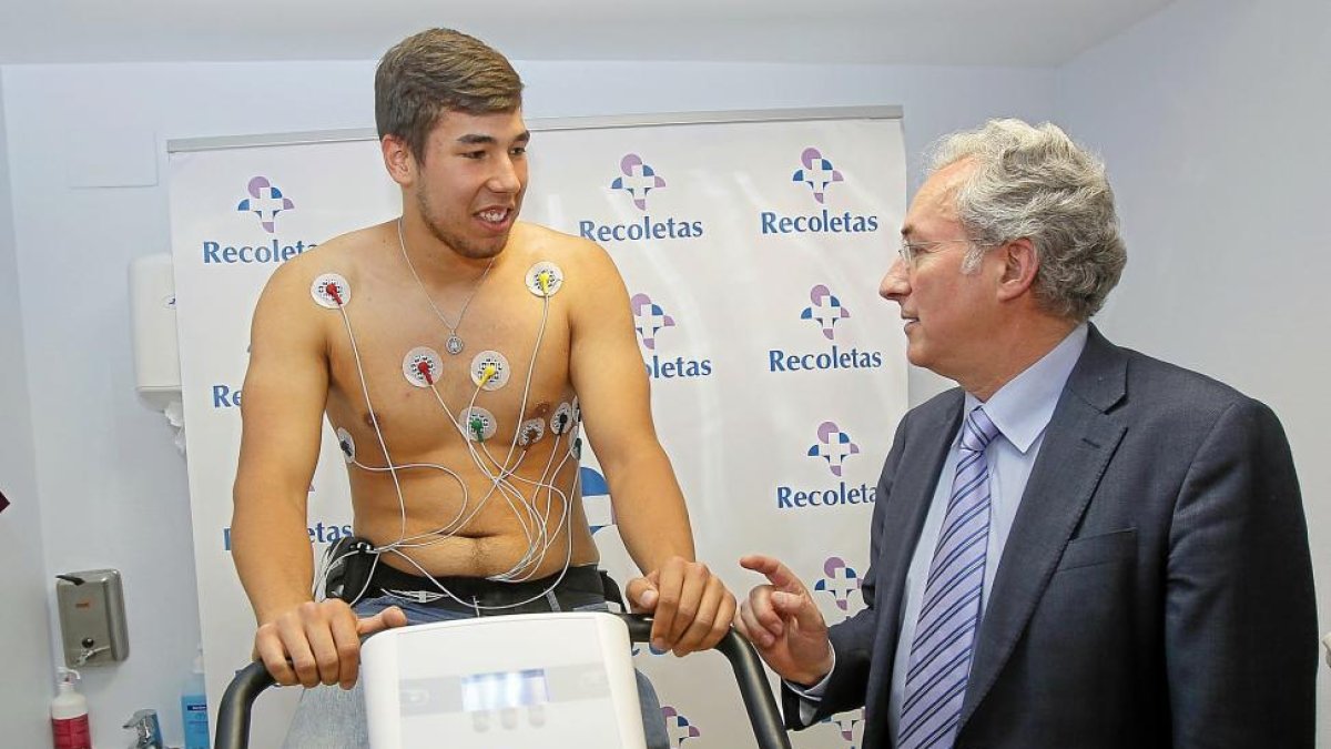Dani Dujshebaev realiza ayer una prueba de esfuerzo junto al médico del BMAtlético Pedro Rozas.-J. M. LOSTAU
