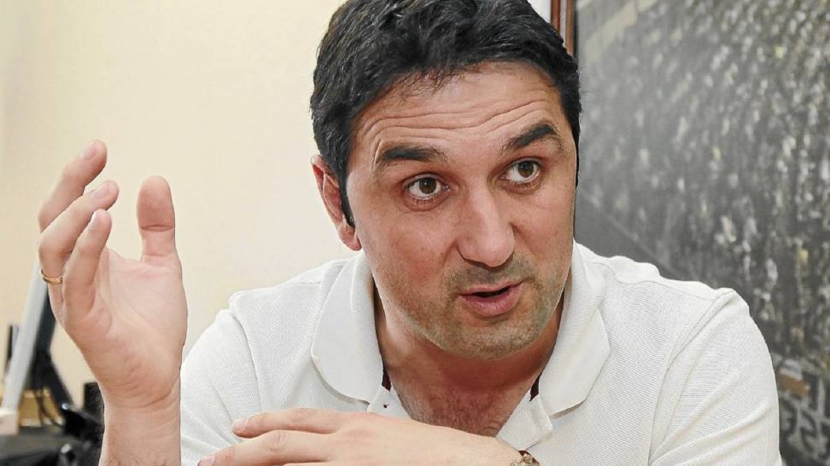 El director deportivo del Real Valladolid, Braulio Vázquez en su despacho de Zorrilla.-J.M. Lostau