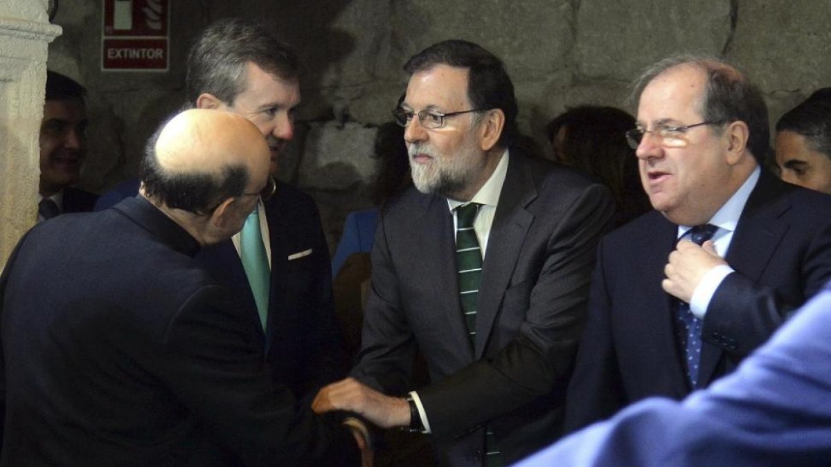 Mariano Rajoy saluda al Arzobispo de Burgos, Fidel Herráez, en presencia de alcalde de Burgos, Javier Lacalle (I), y del presidente de la Junta de Castilla y León, Juan Vicente Herrera.-ICAL