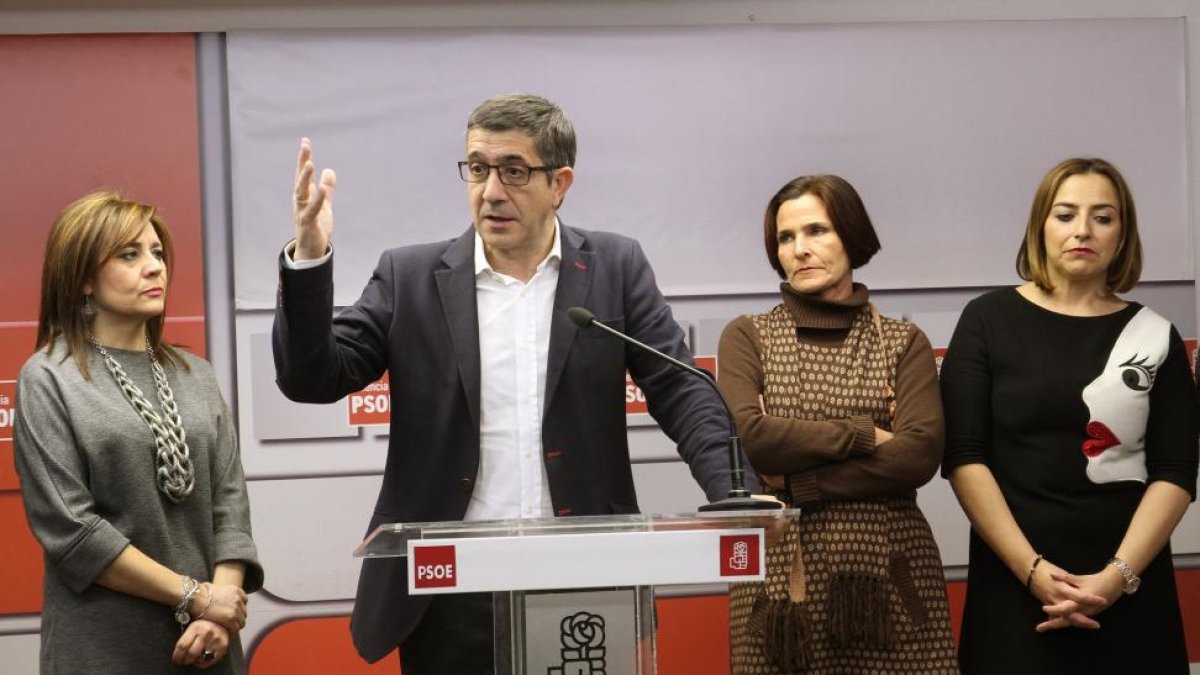 El secretario de Acción Política, Ciudadanía y Libertades de la Comisión Ejecutiva Federal del PSOE y exlehendakari, Patxi López, junto a la cabeza de lista al Senado, Rosa Aldea (I), a la secretaria general del PSOE, Miriam Andrés (2D) y a la candidata a-Ical