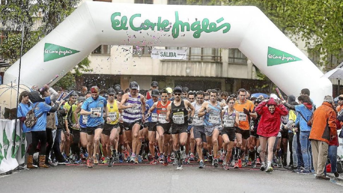 Los corredores toman parte de la multitudinaria salida del año pasado.-PEREIRA