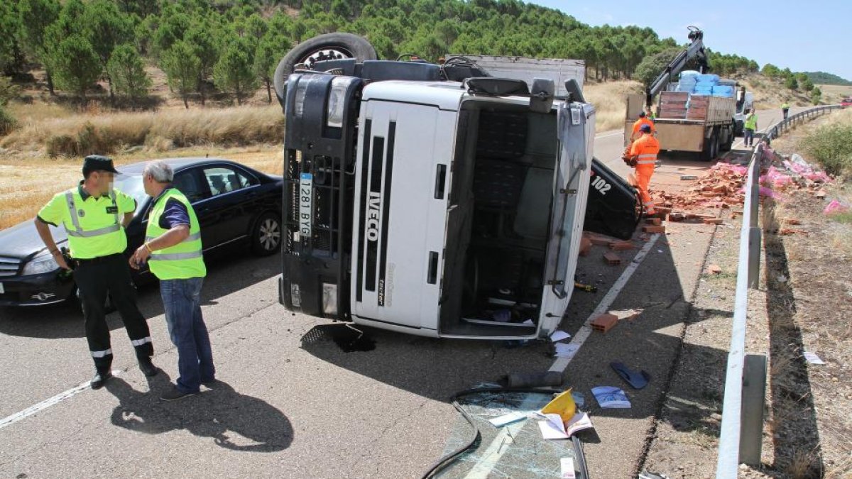 Herido el conductor de un camión cargado de materiales de construcción que ha volcado en la P-405 a la altura de Villajimena (Palencia)-ICAL