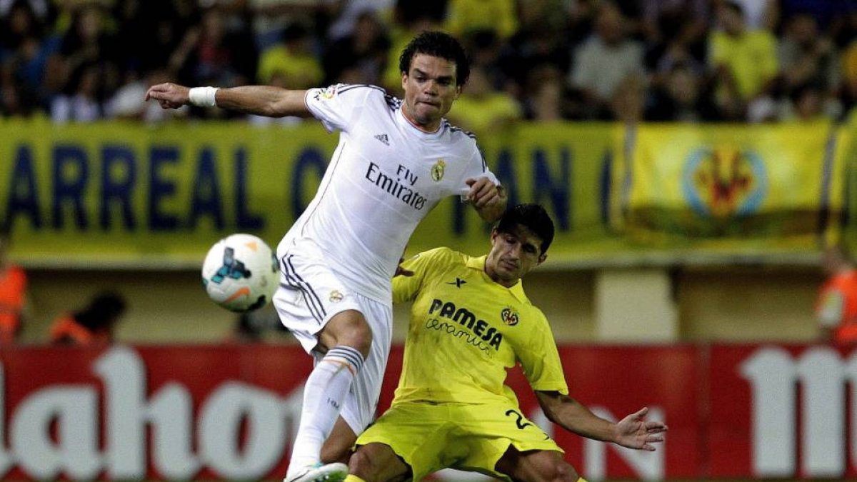 Pepe se adelanta a Jonathan Pereira en el Villarreal-Real Madrid de la pasada temporada-El Mundo