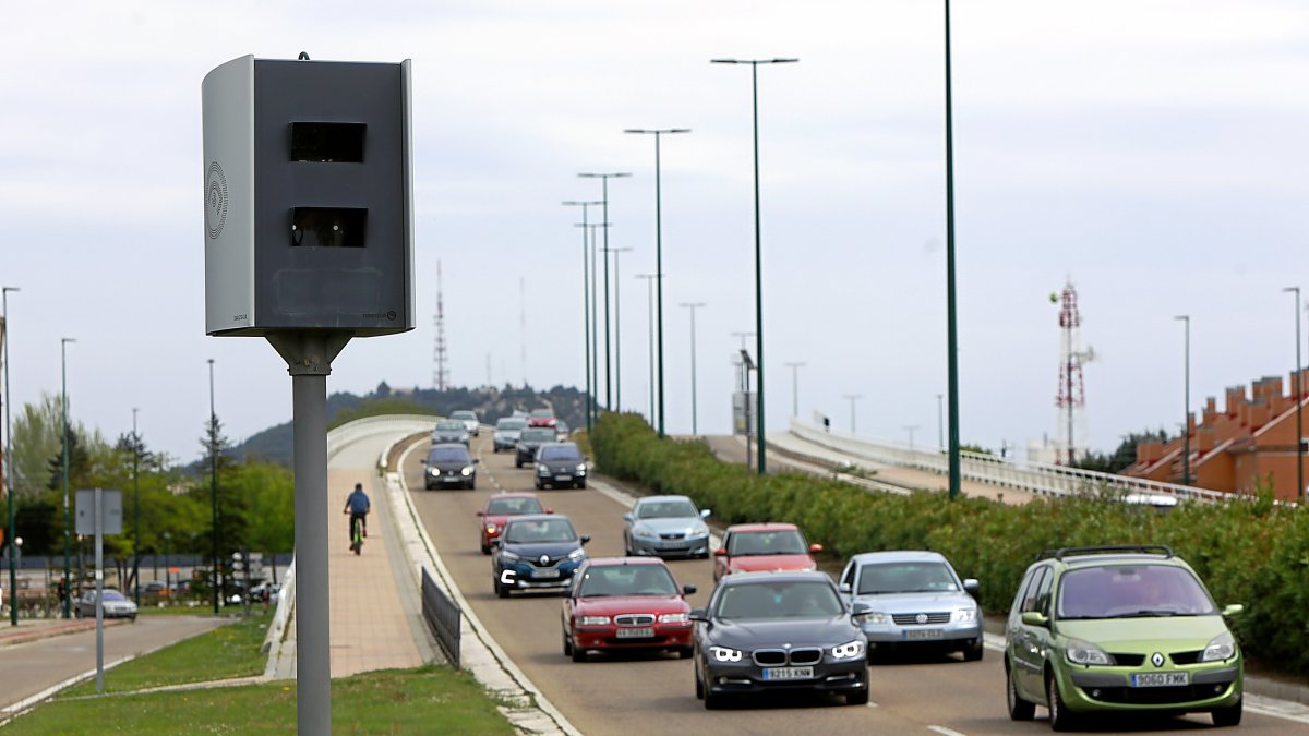 Los vehículos pasan ante el radar instalado en la Avenida de Zamora. E.M.