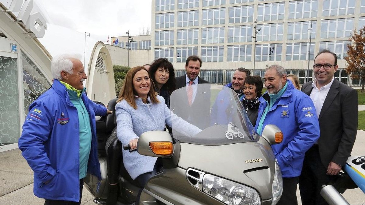 Las autoridades posan junto a miembros del Club Turismoto antes de la presentación de Pingüinos 2020.-ICAL