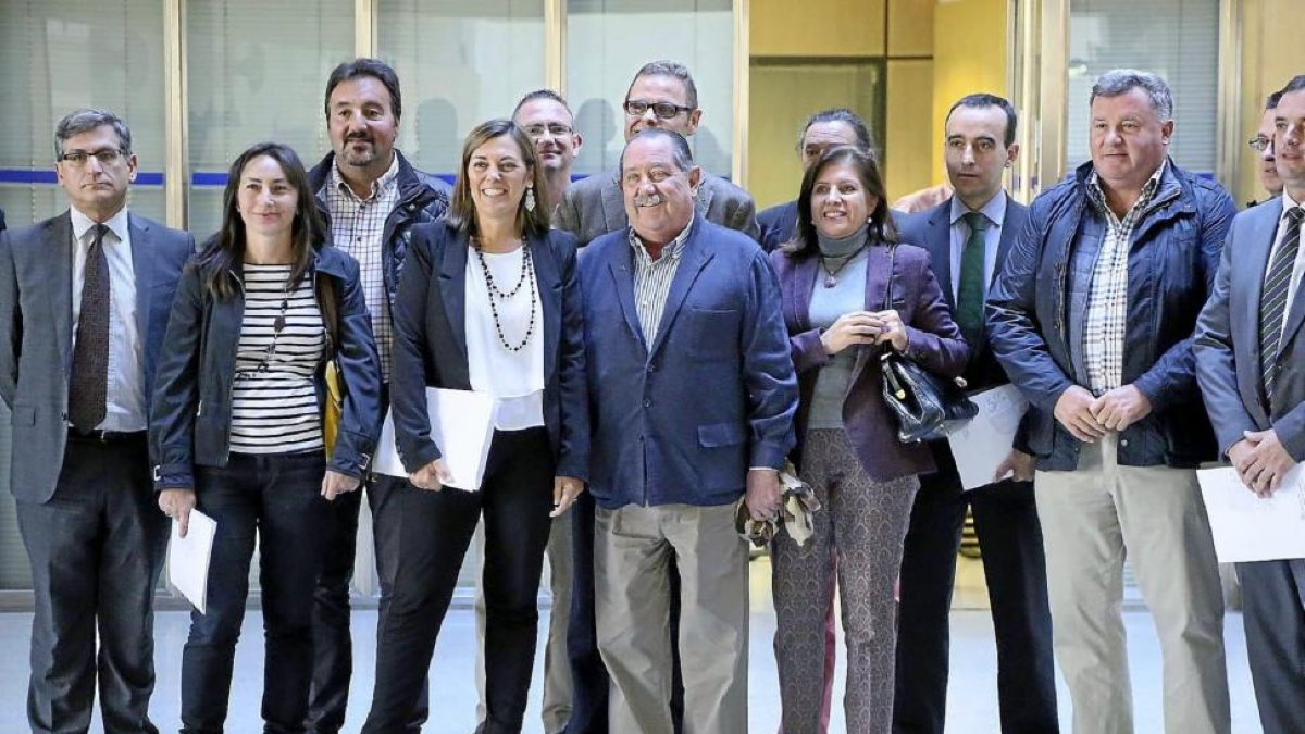 La consejera y la viceconsejera de Agricultura, ayer, con los responsables de los consejos reguladores del vino. I-Ical