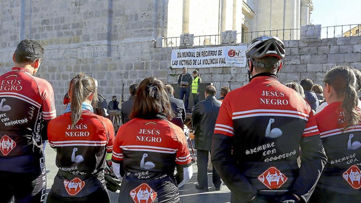 La plaza de Portugalete acogió ayer la celebración del acto en recuerdo de las víctimas de accidentes.-ICAL