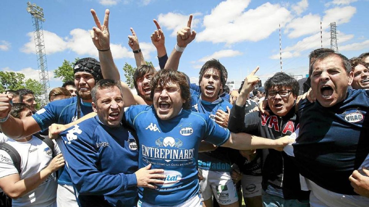 Molina, Urullo, Calle, los hermanos Ignacio y Álex Müller y Nakayama celebran el triunfo ante la Santboiana en 2013.-J.M. Lostau
