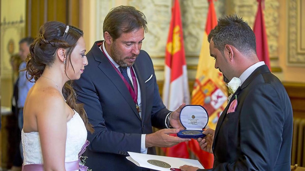 Dos de los pretendientes en un momento de la ceremonia bajo la mirada de Óscar Puente.-T. SANCHO