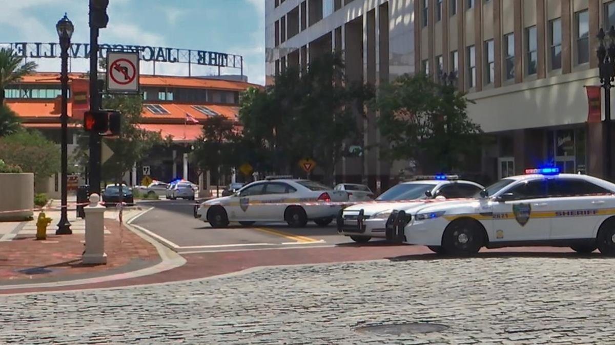Coches de policía cerca de la zona del tiroteo en Jacksonville.-AFP