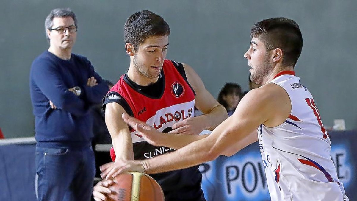 Ciudad de Valladolid yEras de León, ayer frente a frente, ante la atenta mirada de Juan Carlos Pozo.-J. M. LOSTAU