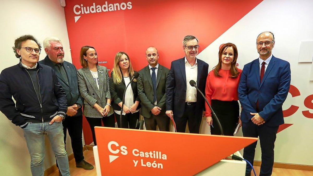 Miguel Ángel González, José Ignacio Delgado, Pilar Vicente, Belén Rosado, David Castaño, José Manuel Villegas, Silvia Clemente y Luis Fuentes, en la sede de Ciudadanos.-J.M. LOSTAU