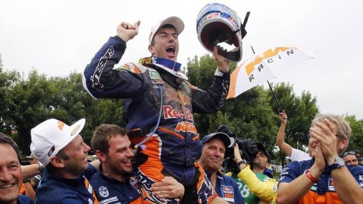 Marc Coma celebra su último triunfo del Dakar en Buenos Aires.-Foto: REUTERS / JEAN-PAUL PELISSIER