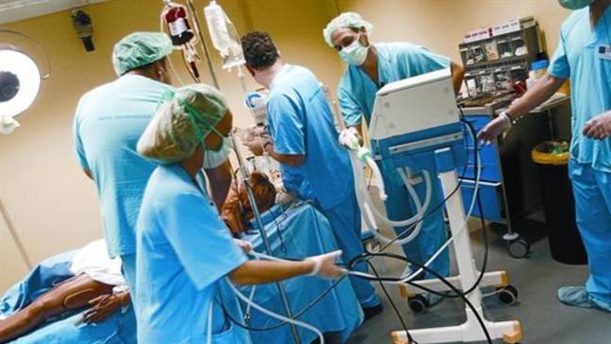 CLASE PRÁCTICA. Uno de los grupos de médicos internistas que han hecho el curso, en una simulación de un caso de emergencia.-Foto: HOSPITAL VIRTUAL VALDECILLA