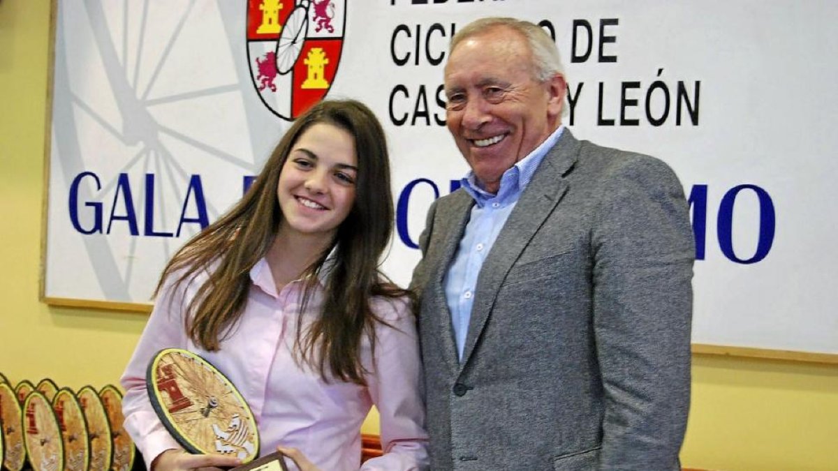 Javier Mínguez, con Lorena de la Fuente en la Gala de Ciclismo.-EM