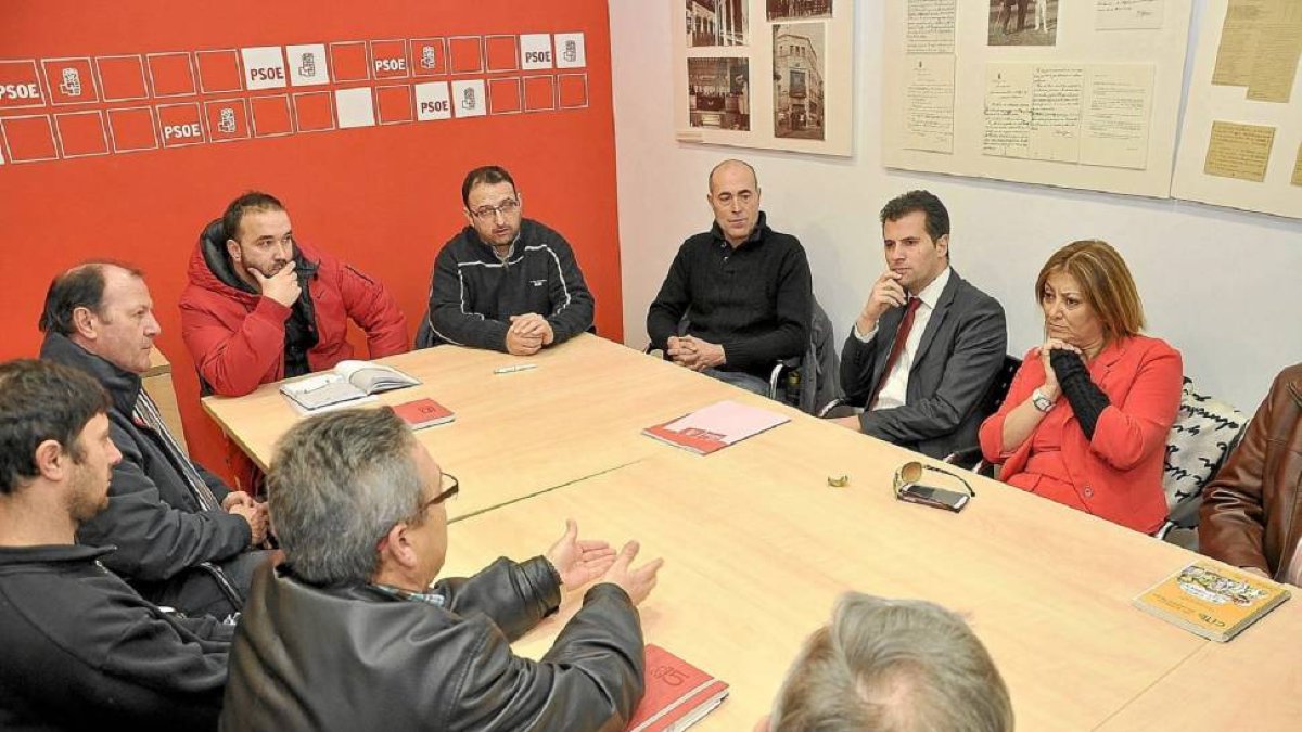 El secretario general del PSOE en Castilla y León, Luis Tudanca, se reúne con los miembros del comité de Made y con la alcaldesa, Teresa López-Santiago G. del Campo
