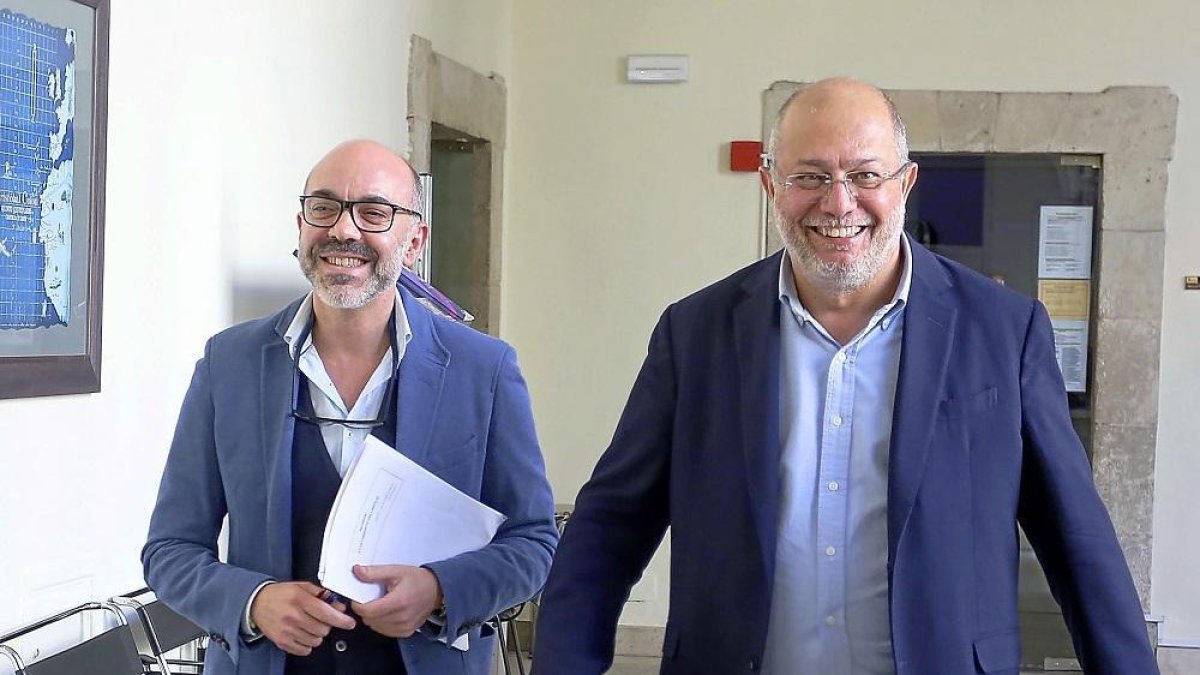 El consejero de Cultura, Javier Ortega, y el vicepresidente de la Junta, Francisco Igea, en la sede de la Consejería.-ICAL