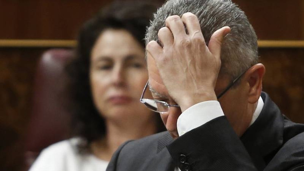 El ministro de Justicia, Alberto Ruiz-Gallardón, el pasado día 17, en la sesión de control al Gobierno en el Congreso.-Foto: JUAN MANUEL PRATS