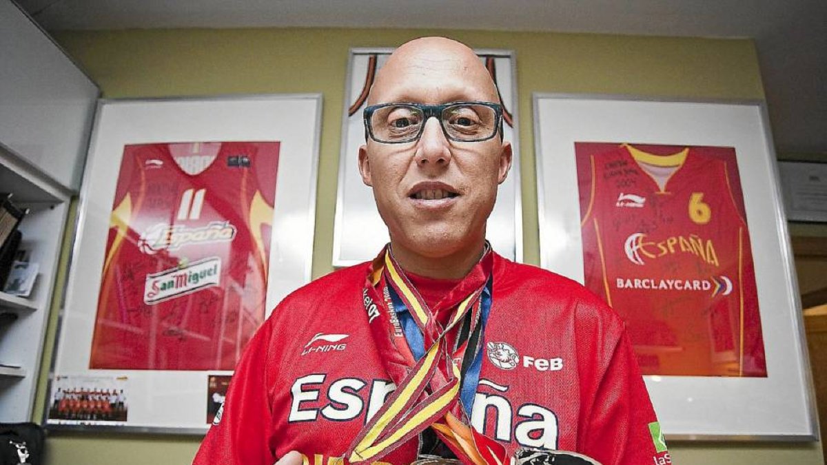 Nacho Coque, posa con parte de su botín con la selección.-Pablo Requejo