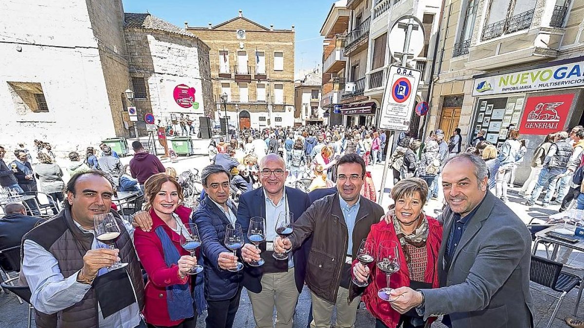 Jesús Julio Carnero y Roberto Díez (en el centro) brindan con representantes de Diputación y Peñafiel en la plaza de España.-E.M.