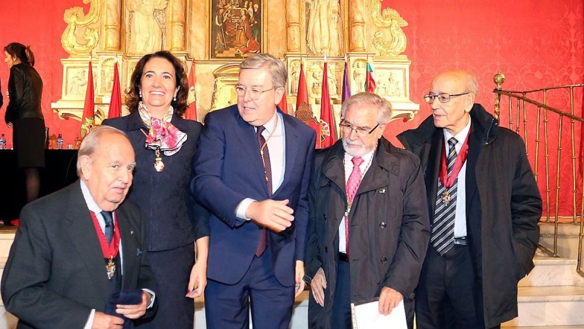 Los expresidentes de las Cortes Manuel Estella (I), Josefa García Cirac, José Manuel Fernández Santiago (3D), Carlos Sánchez Reyes (2D) y Dionisio Llamazares (D), tras el acto de homenaje a los procuradores de la 1ª a la 9ª legislatura-ICAL