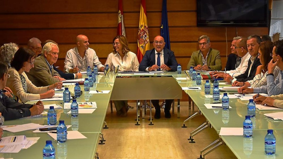 Carnero preside la reunión del grupo de trabajo interadministrativo para la lucha contra el topillo.-EL MUNDO