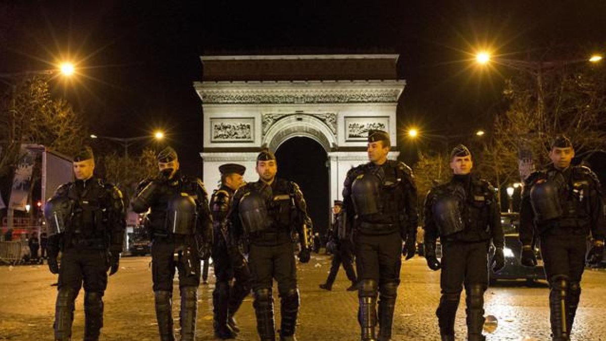Patrullas policiales en los Campos Elíseos.-AP / Francois Mori / AP