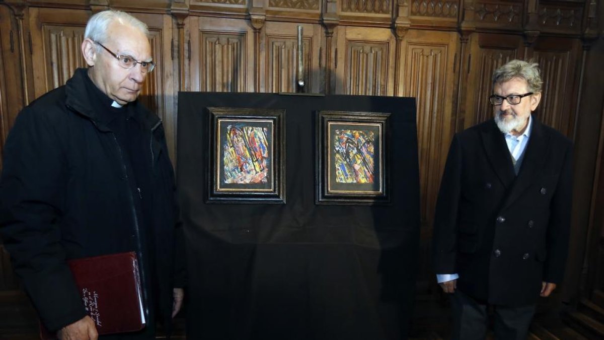 Presentación de dos cuadros que ha donado el pintor Pablo Gago (D) al Museo de la Catedral de León. Junto a él, el director del Museo, Máximo Gómez Rascón (I)-Ical