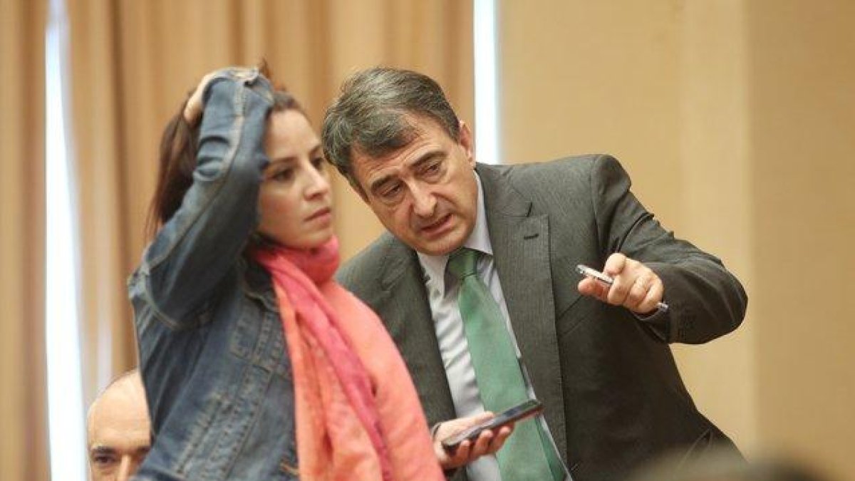 Los portavoces del PSOE y PNV en el Congreso de los Diputados, Adriana Lastra y Aitor Esteban.-EUROPA PRESS