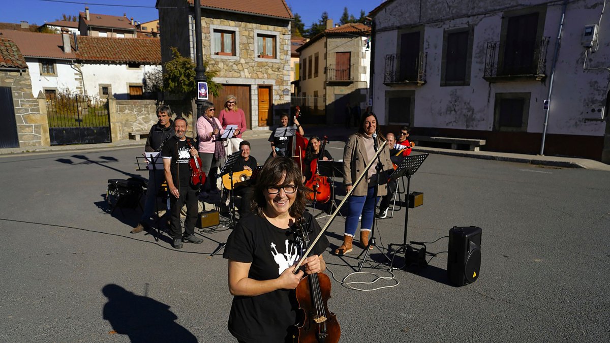 Micaela Rubio posa junto a otros integrantes de la Escuela de Música del Alto Gredos. ARGICOMUNICACIÓN