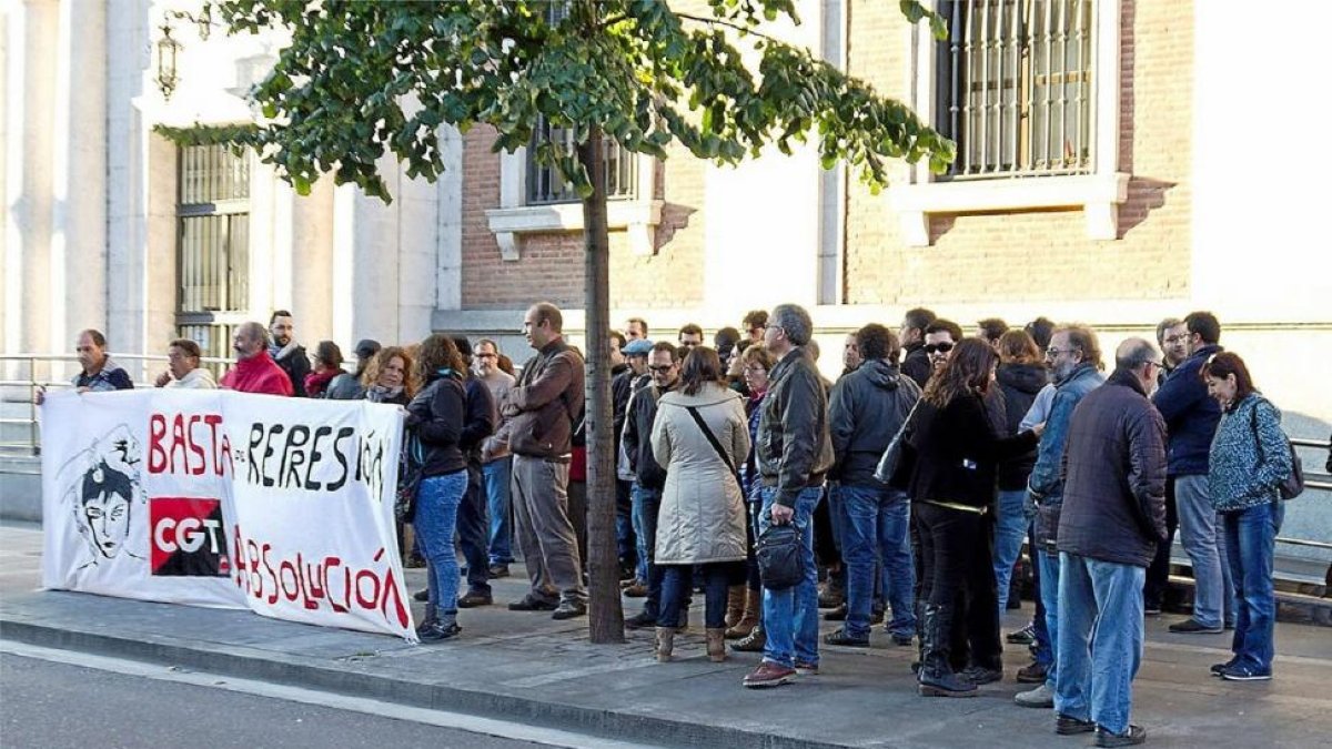 ompañeros del acusado ayer a las puertas del juzgado en el que el se celebró el juicio, finalmente suspendido-E.M