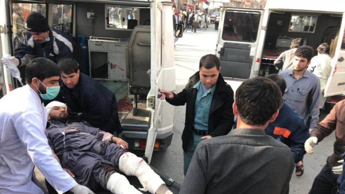 Evacuación de una víctima del atentado en el centro de Kabul.-/ JAWAD JALALI (EFE)