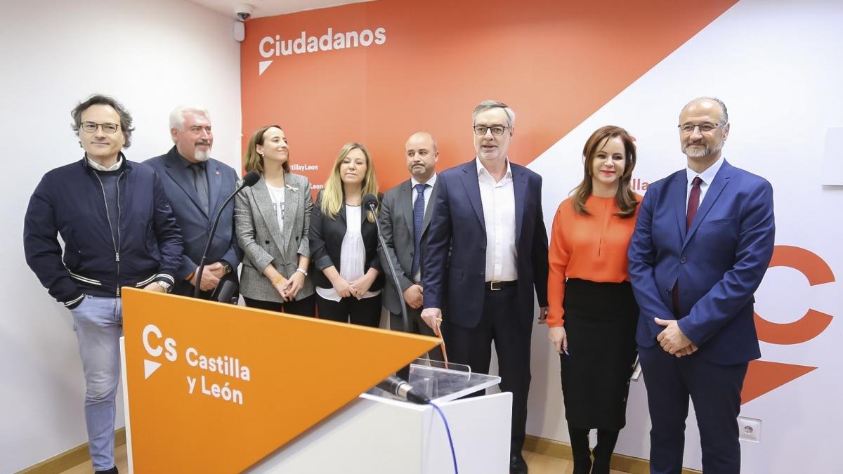 Miguel Ángel González, José Ignacio Delgado, Belén Rosado, David Castaño, José Manuel Villegas, Silvia Clemente y Luis Fuentes, el día de la presentación de la ex presidenta de las Cortes.-ICAL