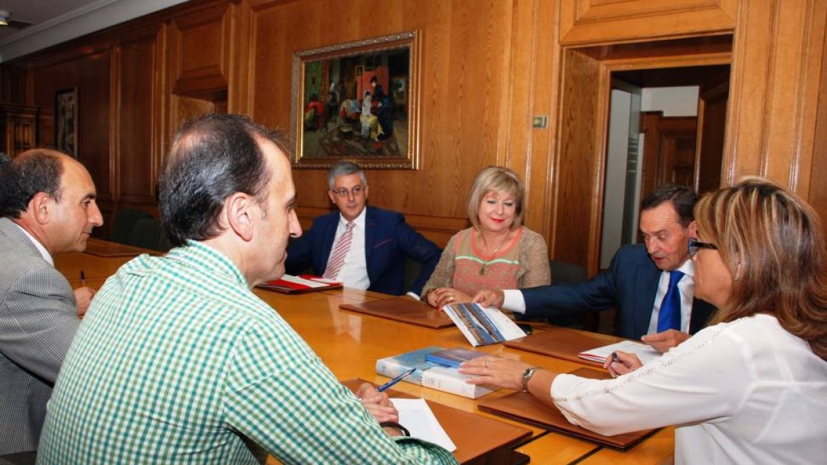 La presidenta de la Diputación de Zamoral, Mayte Martín Pozo (D), se reúne con la Junta Directiva de la Cámara de Comercio e Industria de Zamora, presidida por Manuel Vidal (2D).-ICAL