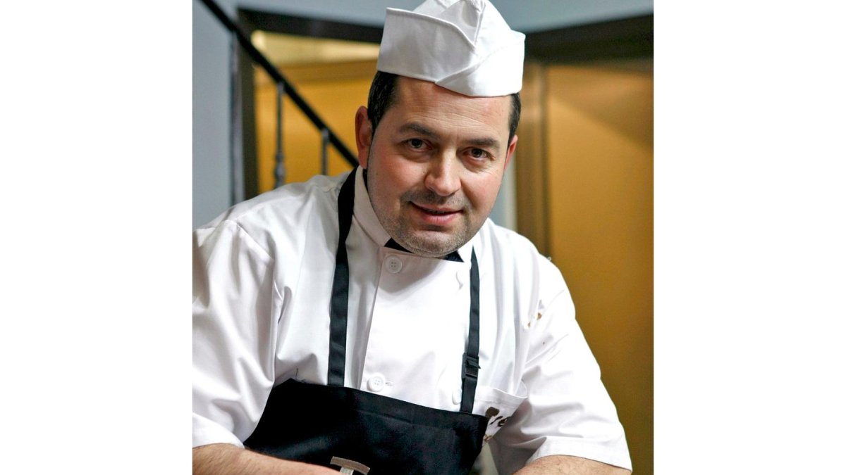 Juan Carlos Lavilla lleva ya 15 años de innovación con los ingredientes de su pastelería.- V. G.