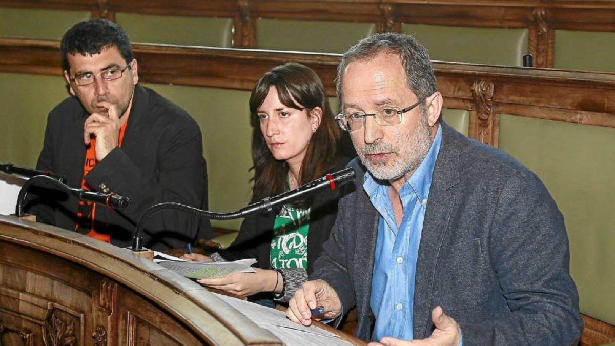 Alberto Bustos, María Sánchez y Manuel Saravia durante un pleno del Ayuntamiento-El Mundo