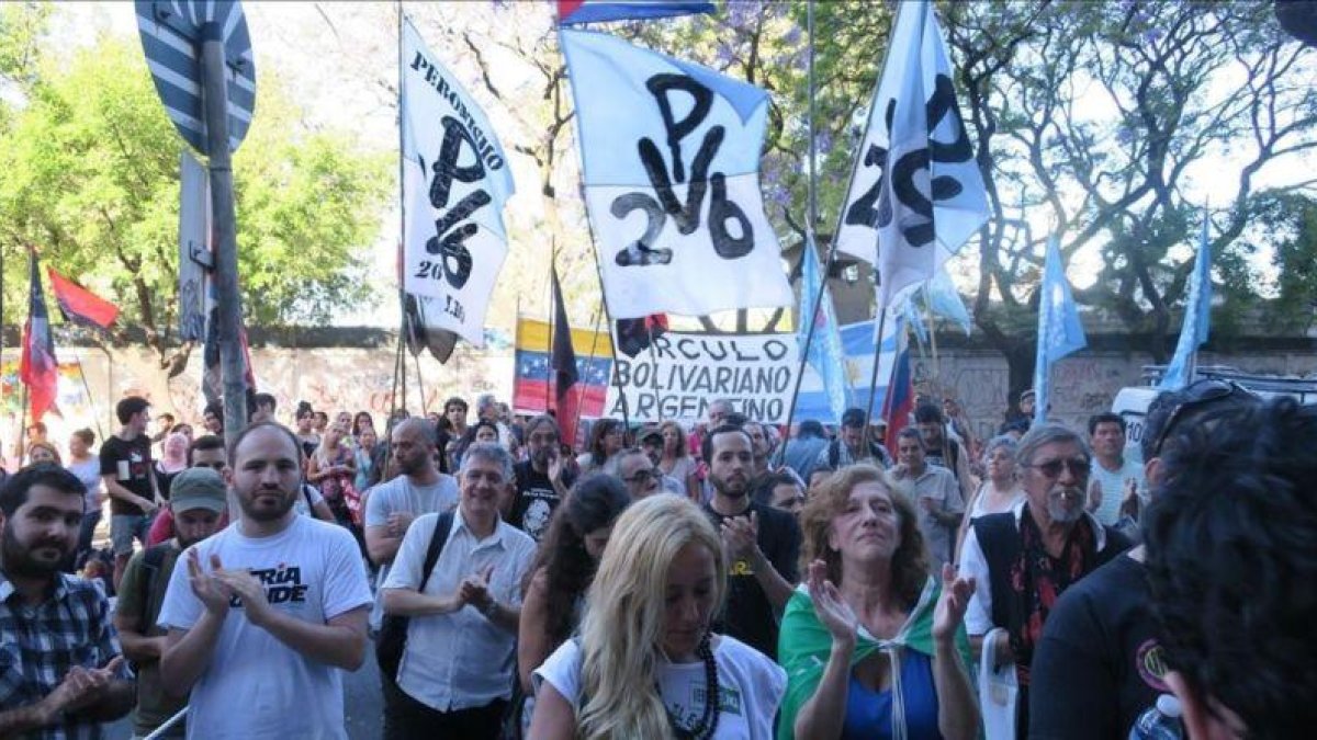 Manifestación ante la embajada venezolana en Buenos Aires contra la suspensión de Venezuela como kmiembro del Mercosur, este jueves.-EFE / CARLOTA CIUDAD