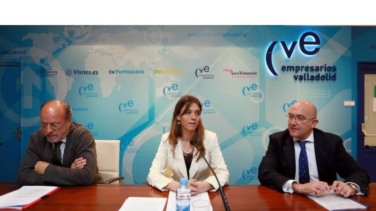l alcalde de Valladolid, Franciso Javier León de la Riva, el presidente de la Diputación, Jesús Julio Carnero, y la presidenta de la CVE, Ángela de Miguel Sanz, presentan el proyecto 'Traspasa'-Ical