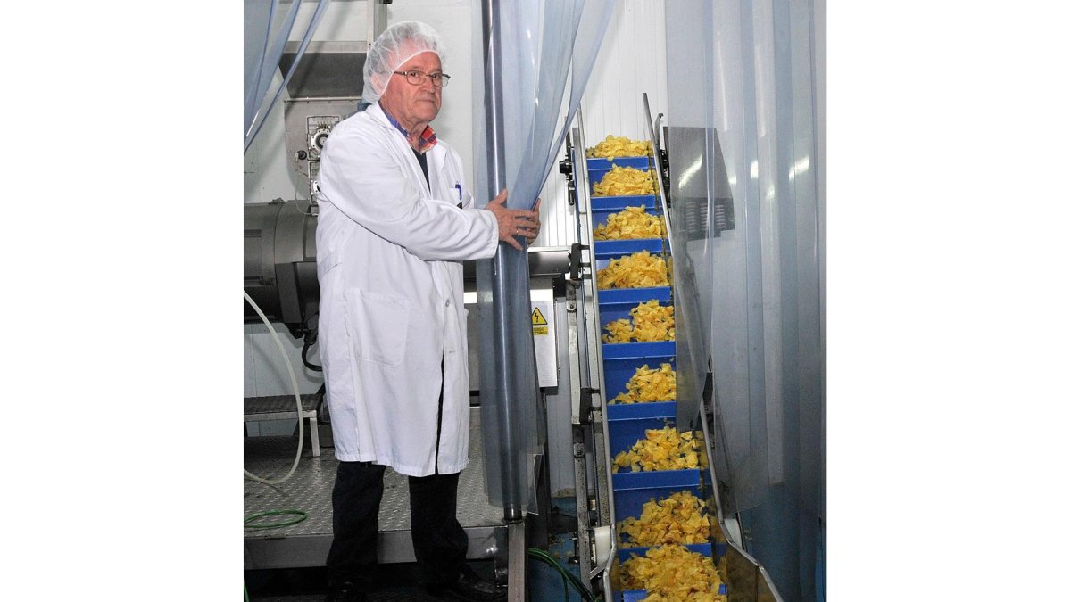 Carlos Garijo junto a una línea de patatas recién fritas. / VALENTÍN GUISANDE