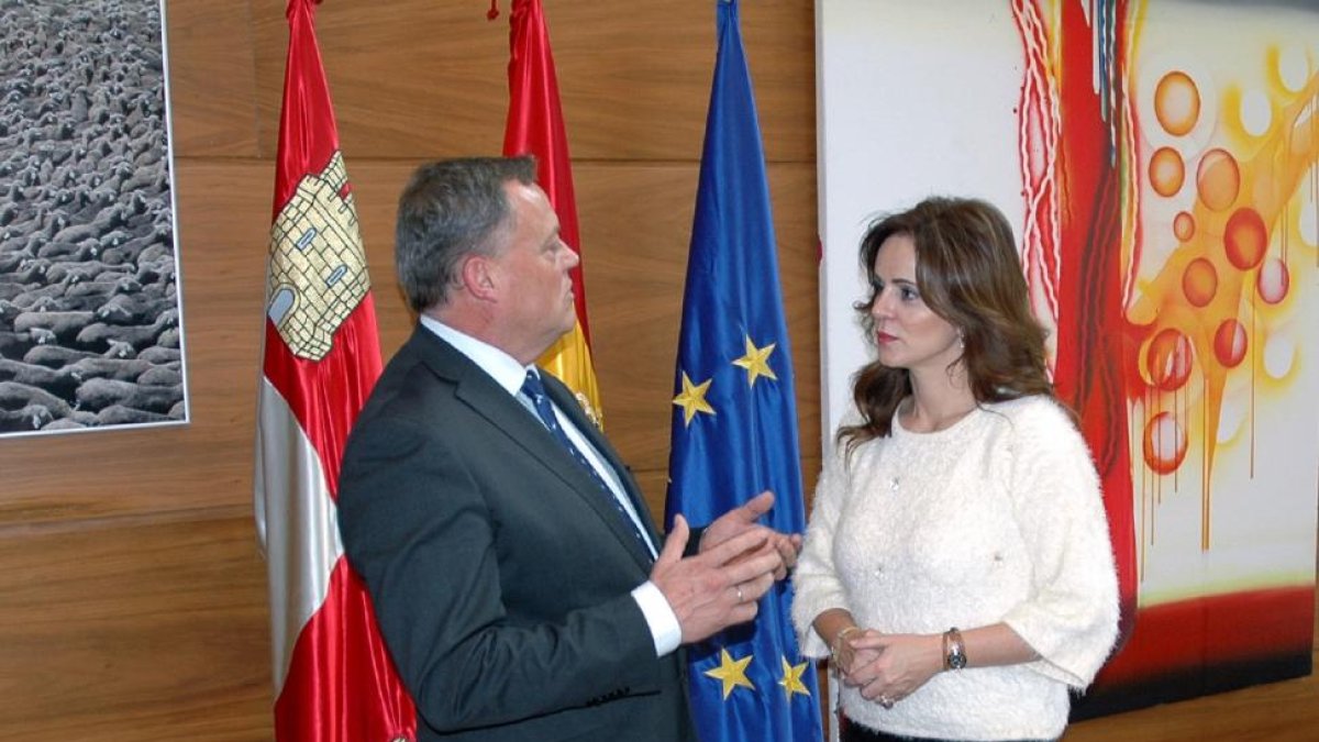 La presidenta de las Cortes, Silvia Clemente, recibe en el Parlamento autonómico al alcalde de la localidad burgalesa de Castrillo Mota de Judíos, Lorenzo Rodríguez.-ICAL
