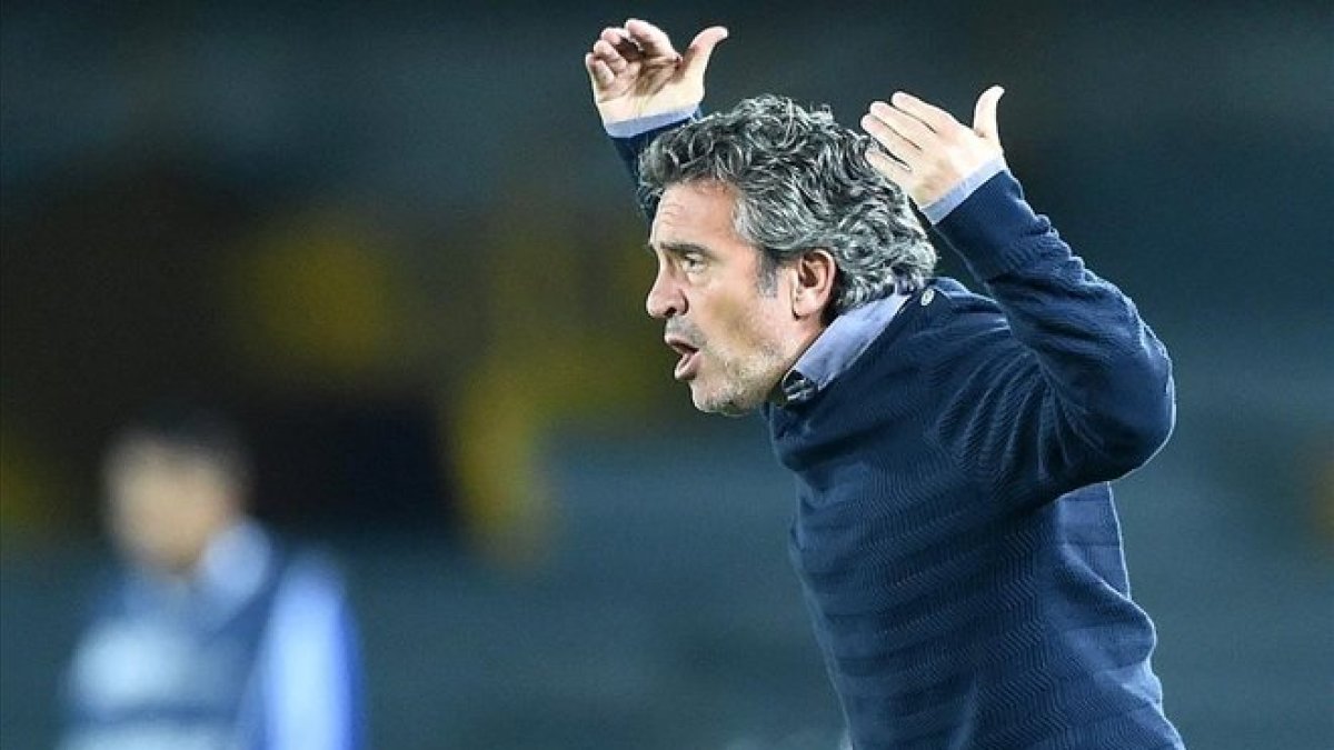 Lillo, dirigiendo al Vissel Kobe.-AFP