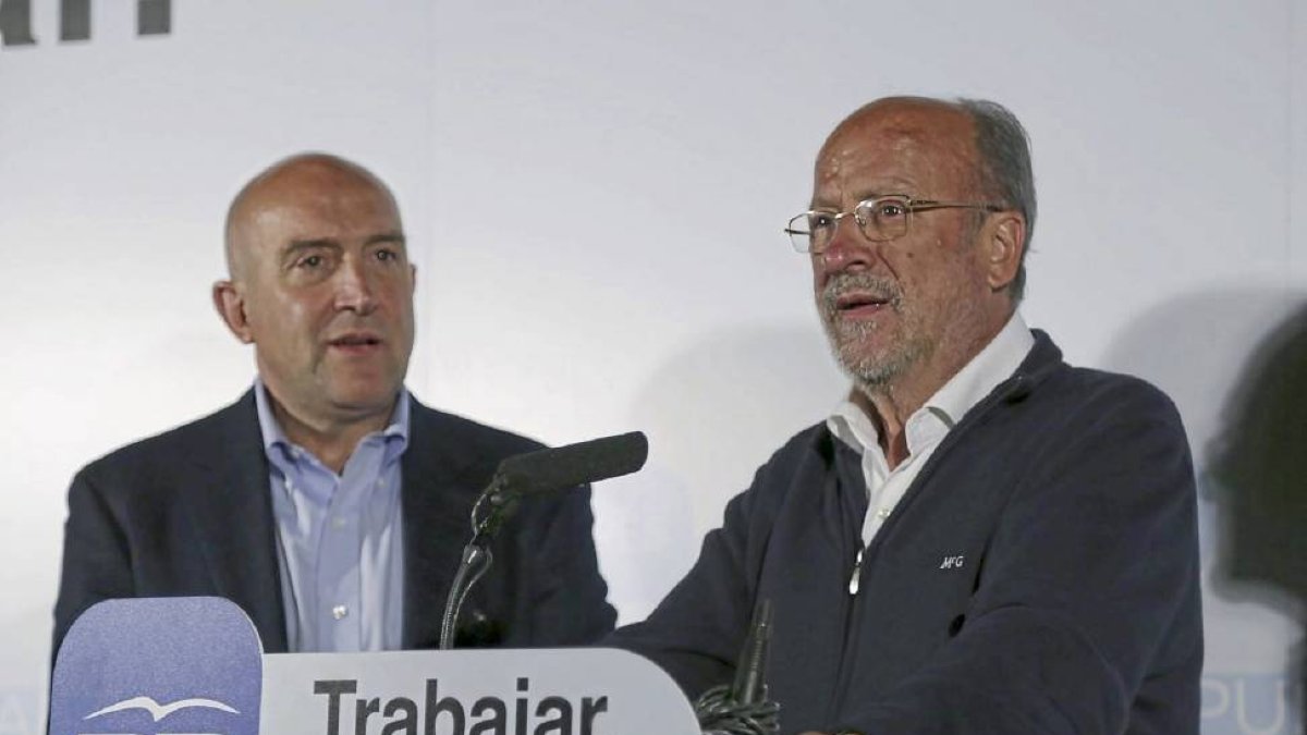 Javier León de la Riva, acompañado de Jesús Julio Carnero, se dirige a los periodistas tras conocer los resultados electorales.-Ical