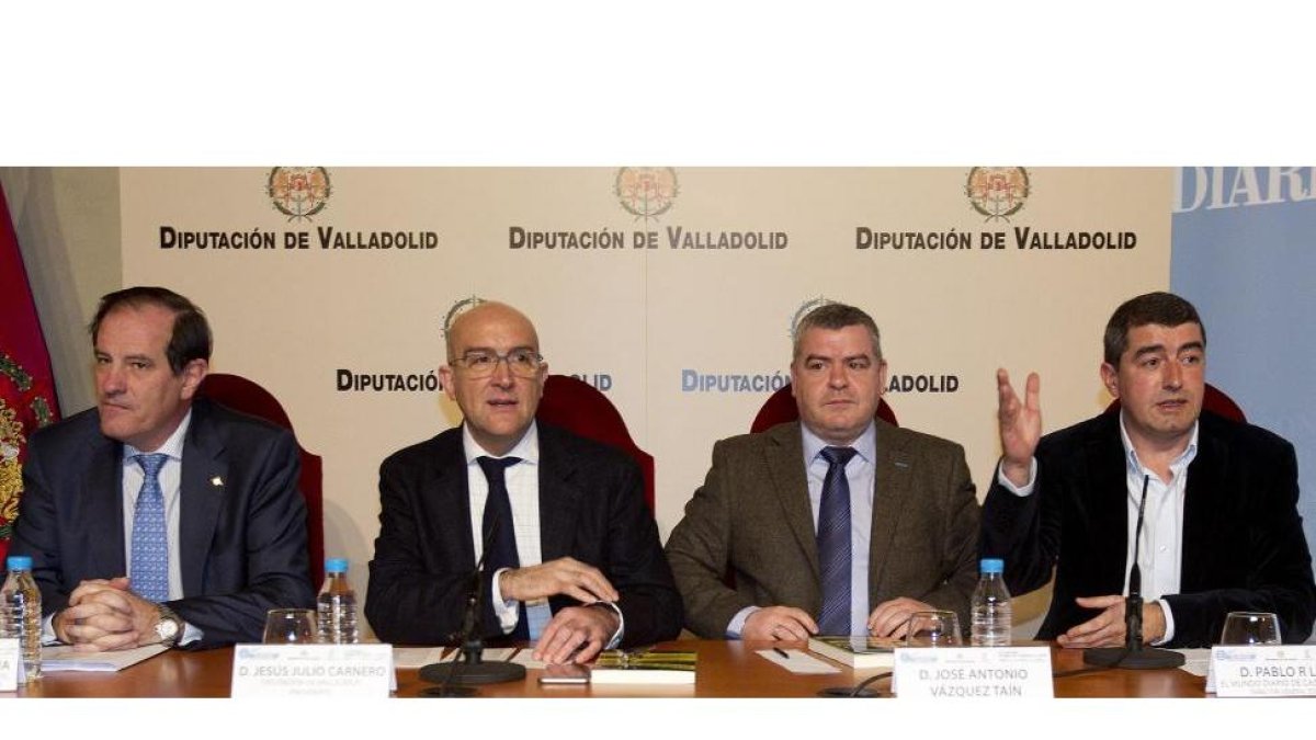 El jefe superior de Policía de Castilla y León, Javier Peña; Jesús Julio Carnero, el juez José Antonio Vázquez Taín y el director de EL MUNDO DE CASTILLA Y LEÓN, Pablo Lago.-J. M. Lostau