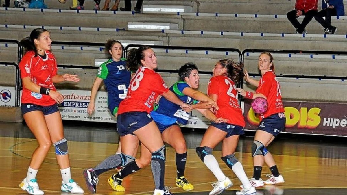 Nekane (dorsal 28) defiende ante el lanzamiento de Cristina-VELENTÍN G. GARIBAY